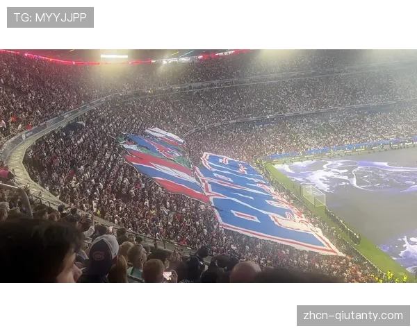 洛里昂主场对阵兰斯，主队球迷巨型TIFO致敬俱乐部成立百年