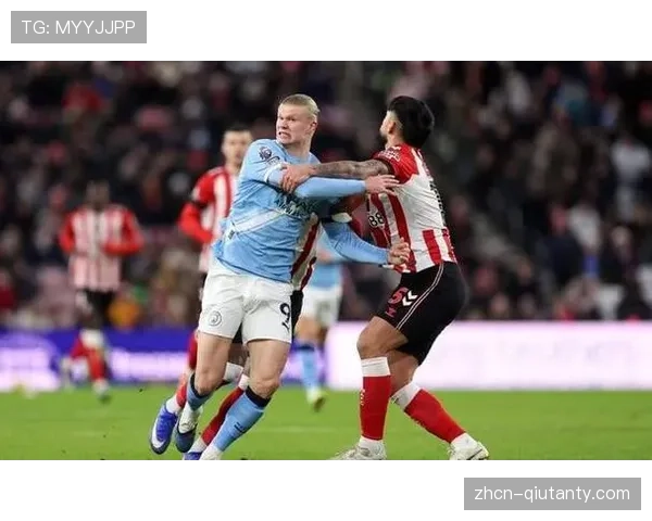 特写:终场哨响,哈兰德独自留在场地中央,仰望伊蒂哈德球场的夜空